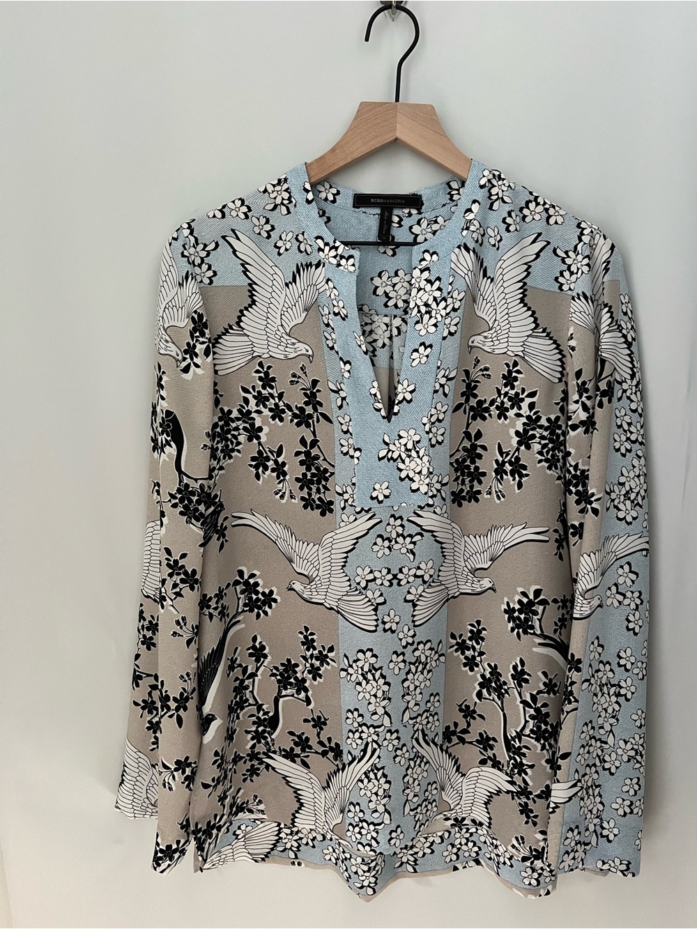 BCBG Max Azria Long Sleeve Floral Bird Blouse Blue Tunic Sz M Top V Neck